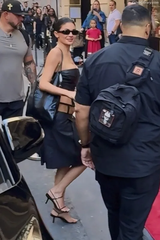 Kylie Jenner photo 24 of 4071