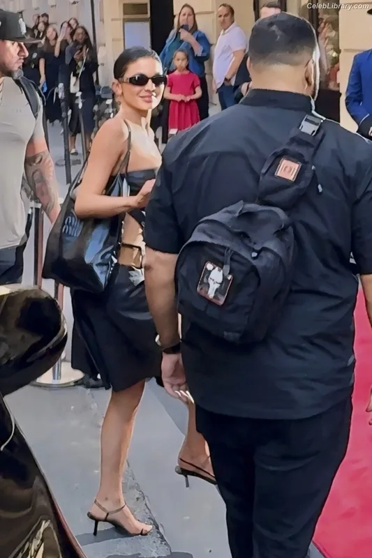 Kylie Jenner photo 1 of 4071