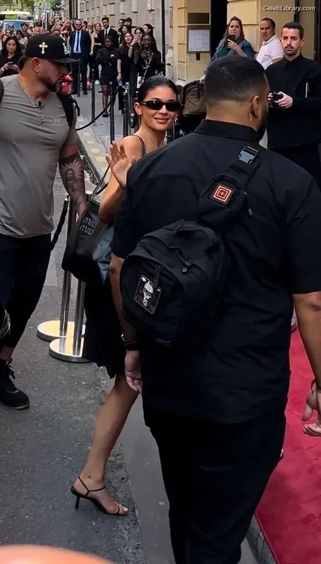 Kylie Jenner photo 2 of 4071