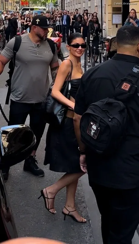 Kylie Jenner photo 3 of 4071