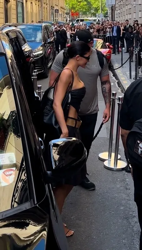 Kylie Jenner photo 4 of 4071