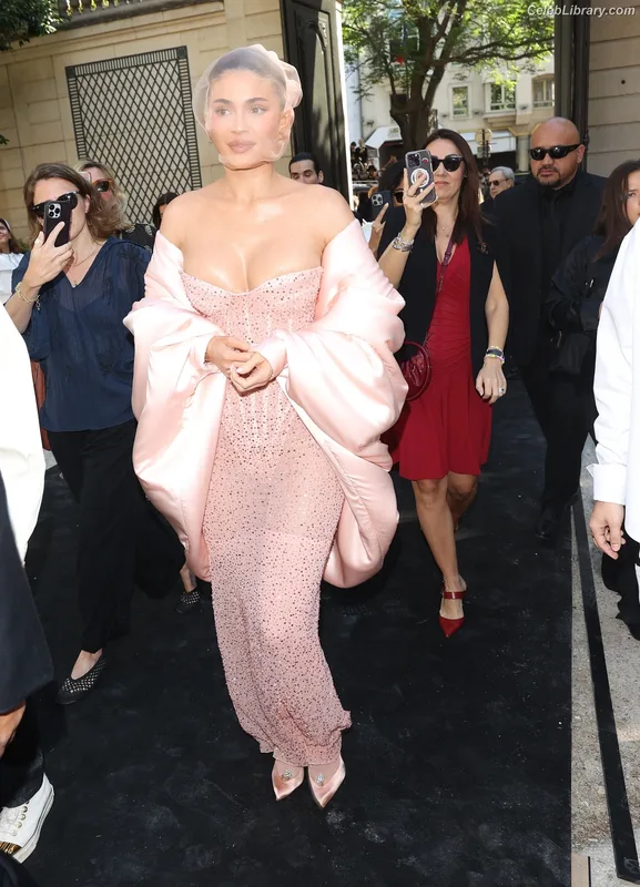 Kylie Jenner photo 15 of 4071