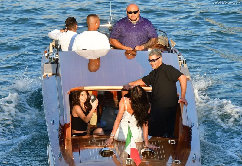 Kylie Jenner photo 24 of 4071