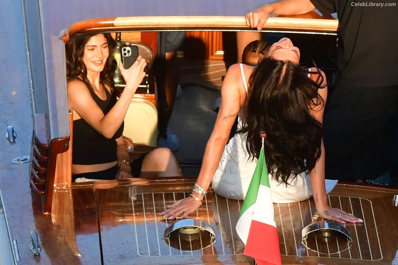 Kylie Jenner photo 1 of 4071