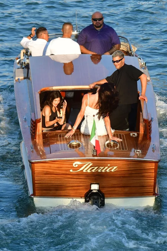 Kylie Jenner photo 2 of 4071