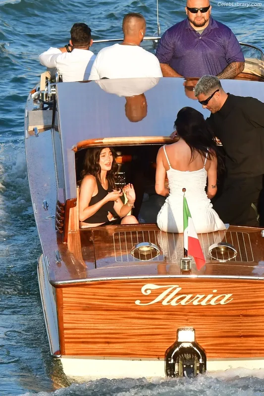 Kylie Jenner photo 4 of 4071