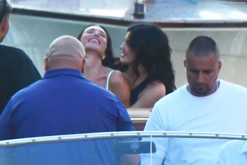 Kylie Jenner photo 6 of 4071