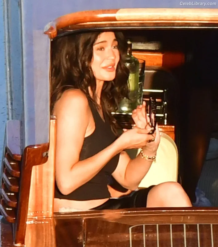 Kylie Jenner photo 11 of 4071