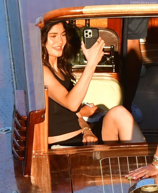 Kylie Jenner photo 12 of 4071