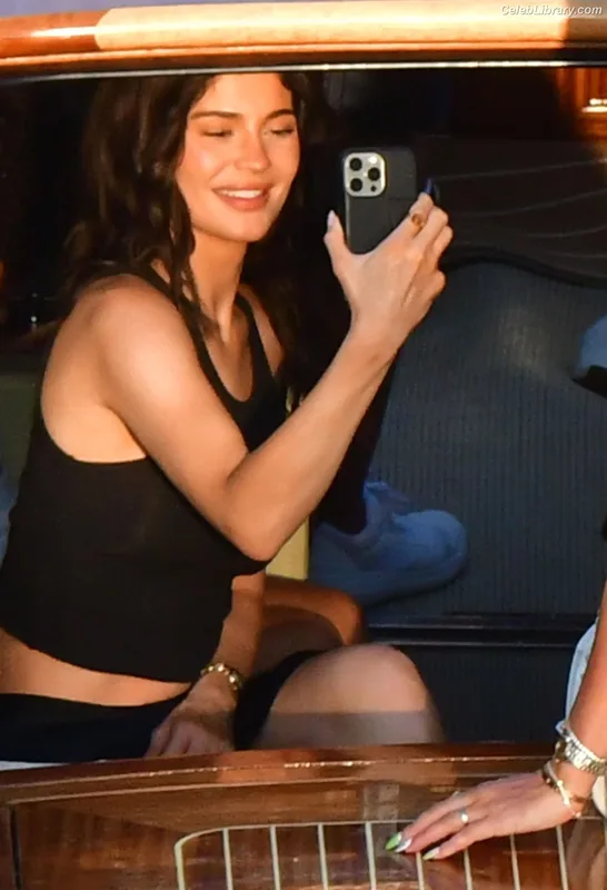 Kylie Jenner photo 13 of 4071