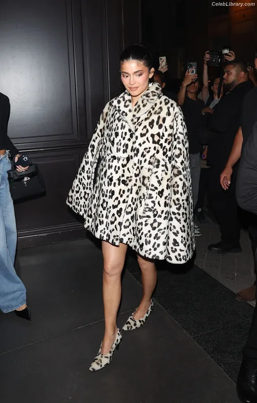Kylie Jenner photo 5 of 4071