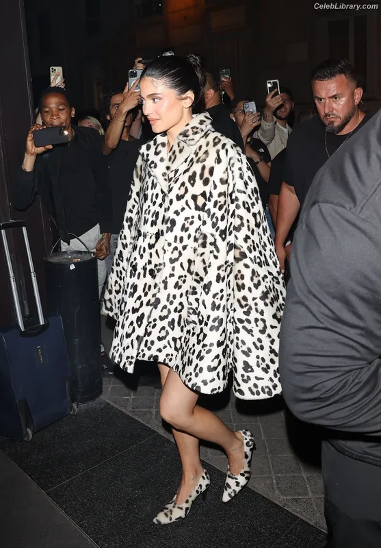Kylie Jenner photo 7 of 4071