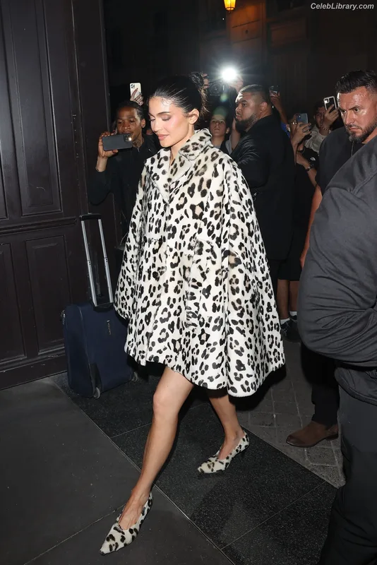 Kylie Jenner photo 9 of 4071