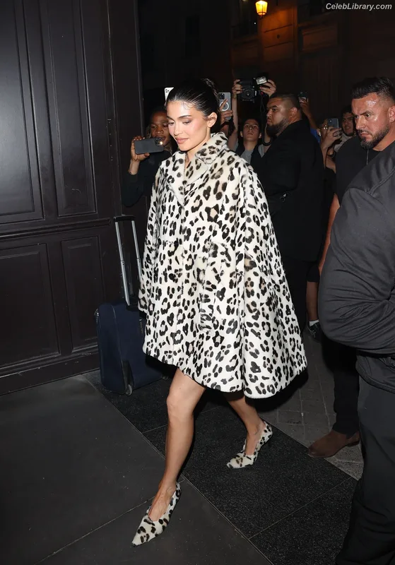 Kylie Jenner photo 10 of 4071