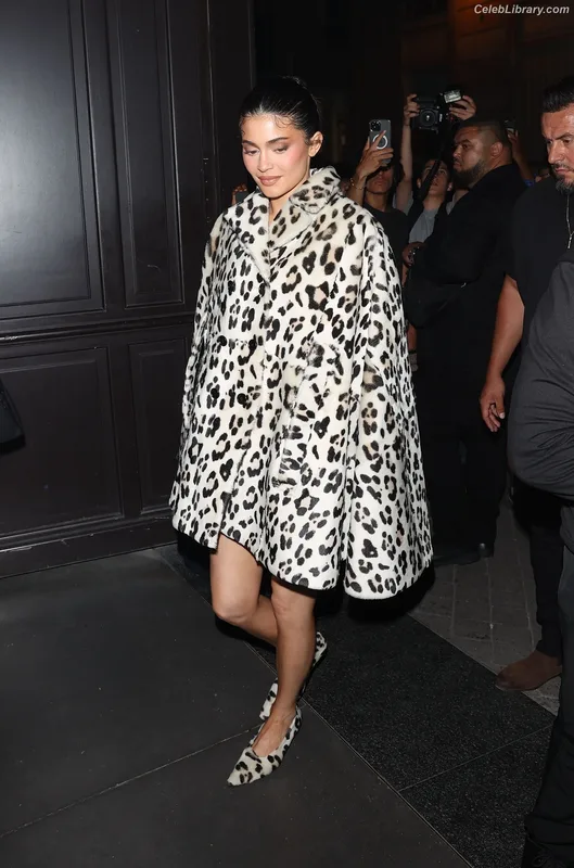 Kylie Jenner photo 12 of 4071