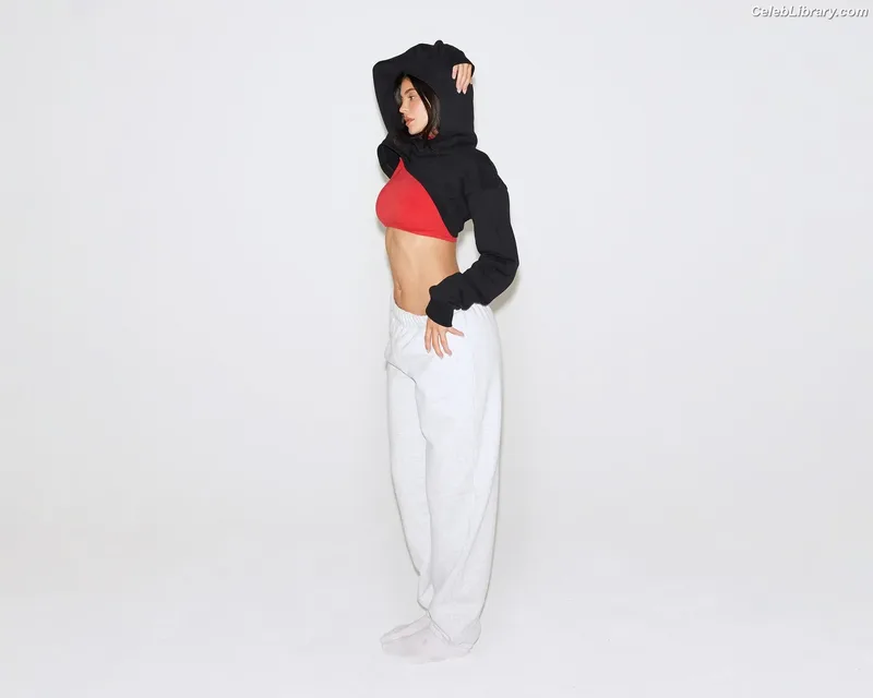 Kylie Jenner photo 22 of 4071