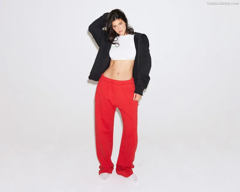 Kylie Jenner photo 4 of 4071