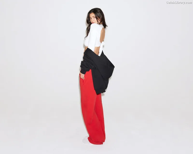 Kylie Jenner photo 5 of 4071