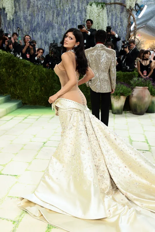 Kylie Jenner photo 11 of 4071