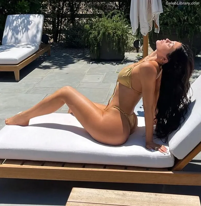 Kylie Jenner photo 13 of 4071