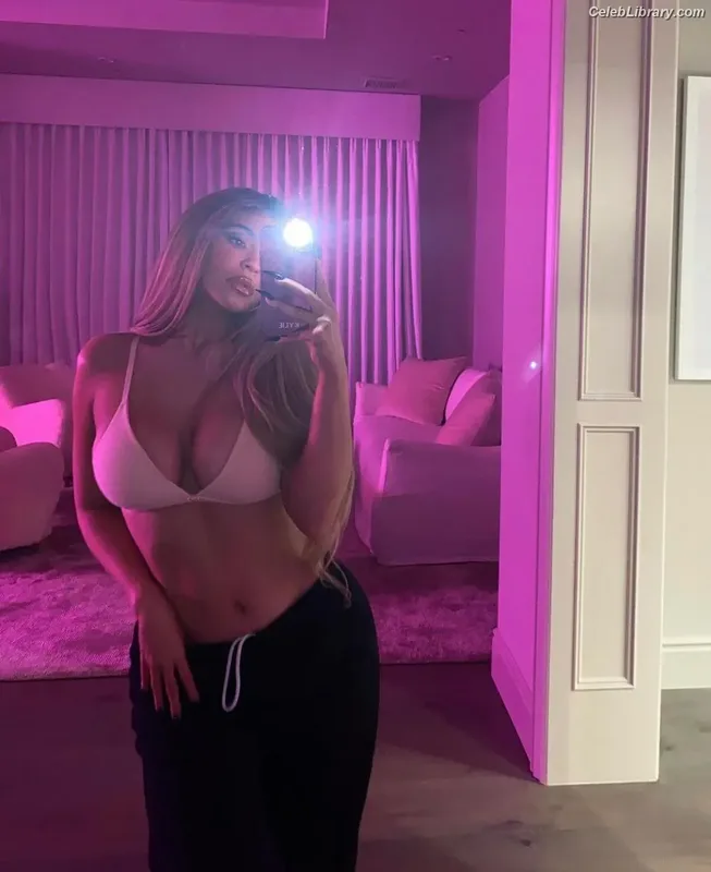 Kylie Jenner photo 15 of 4071