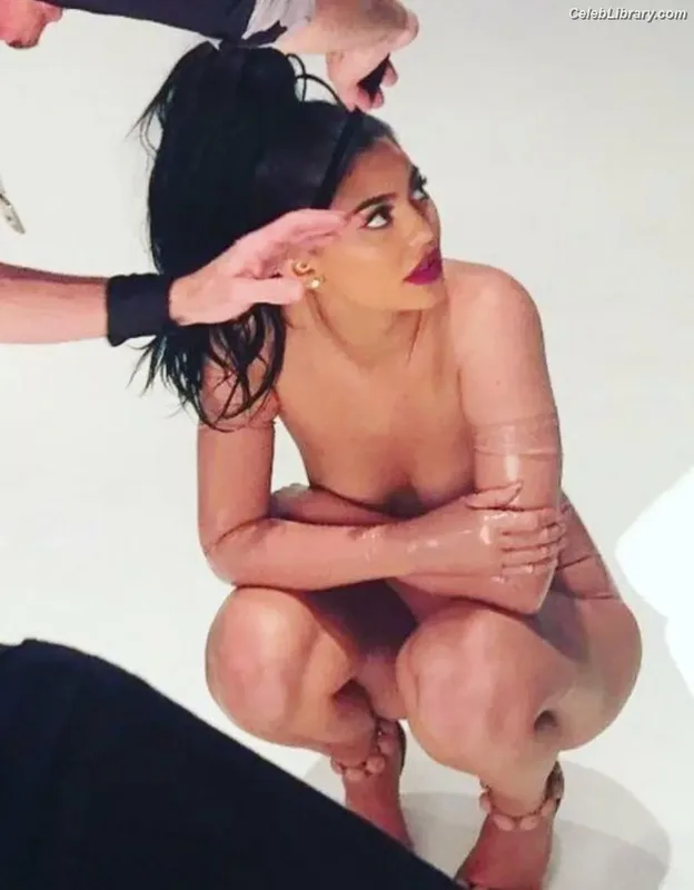 Kylie Jenner photo 21 of 4071
