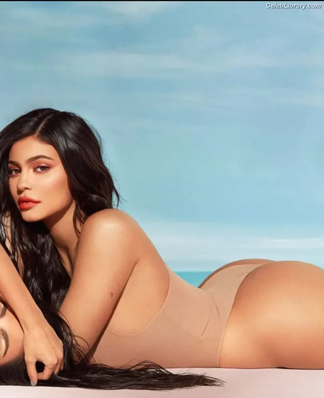 Kylie Jenner photo 24 of 4071