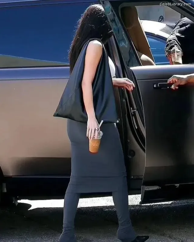 Kylie Jenner photo 1 of 4071
