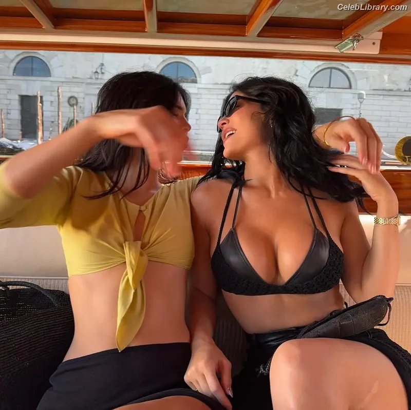 Kylie Jenner photo 4 of 4071