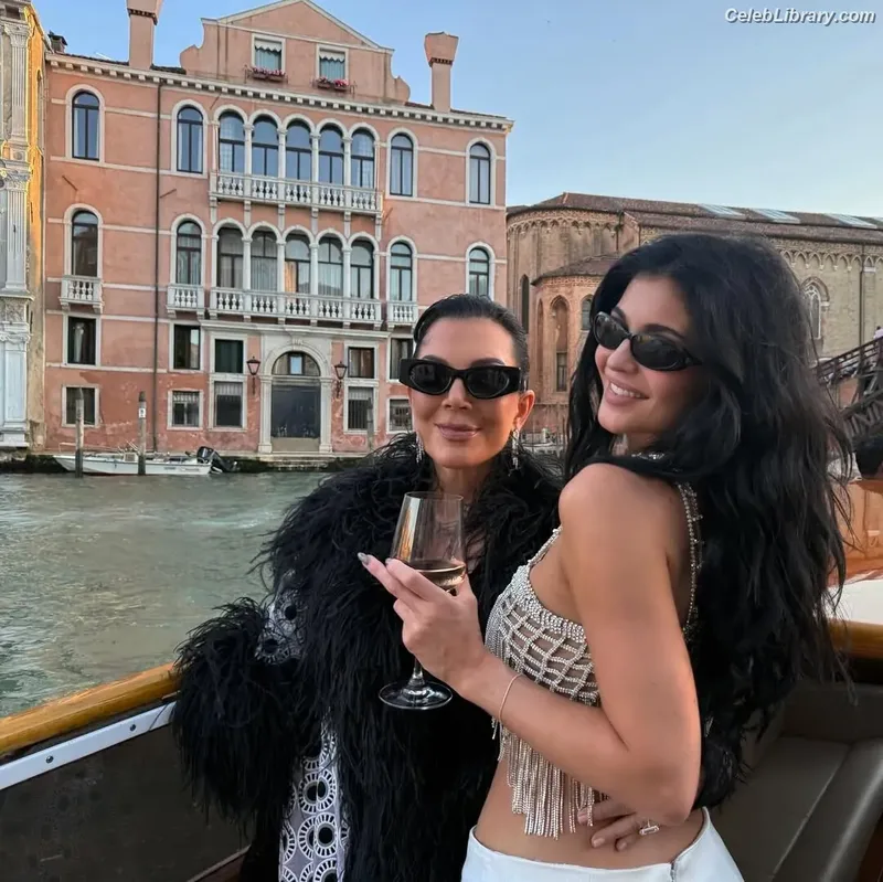 Kylie Jenner photo 8 of 4071