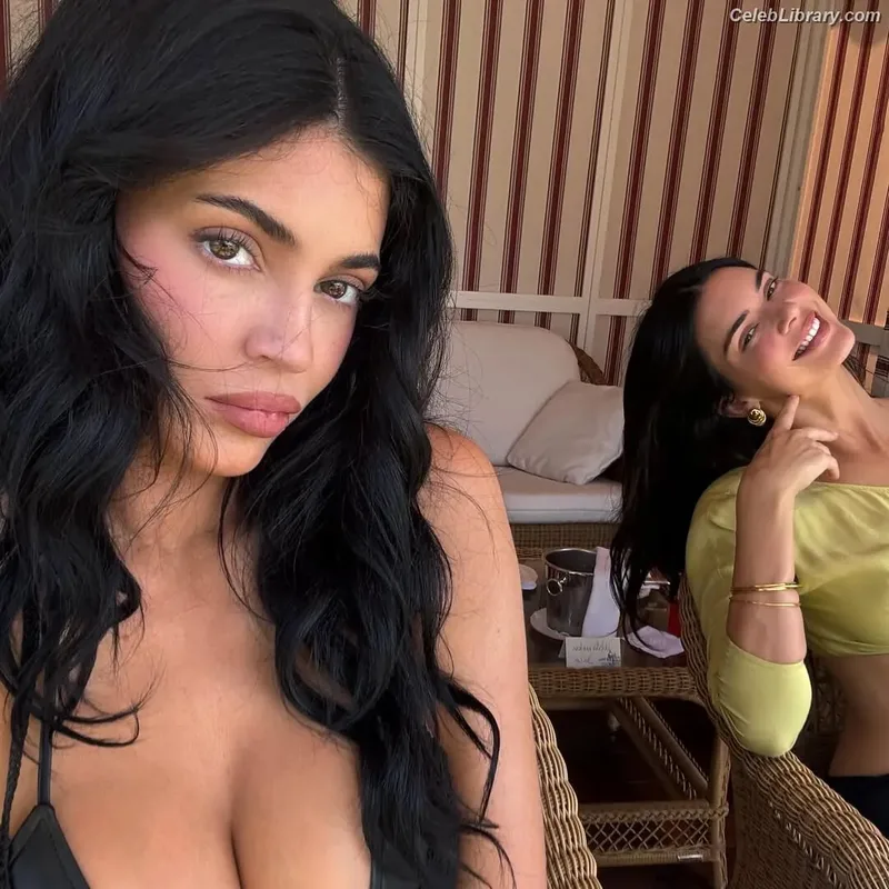 Kylie Jenner photo 13 of 4071
