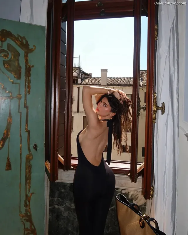 Kylie Jenner photo 16 of 4071