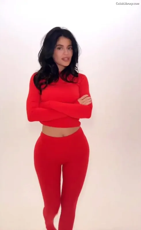 Kylie Jenner photo 3 of 4071