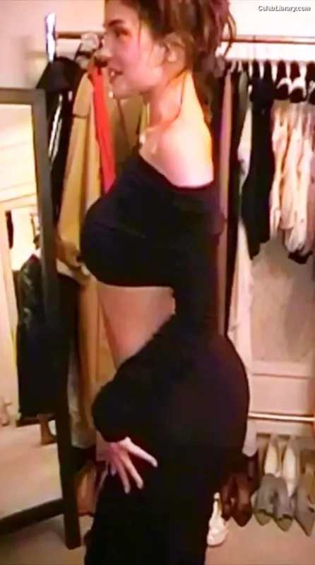Kylie Jenner photo 7 of 4071