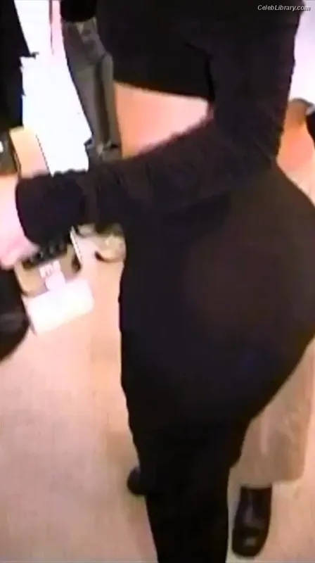 Kylie Jenner photo 10 of 4071