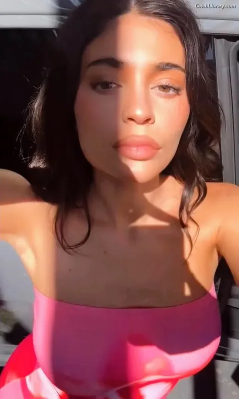 Kylie Jenner photo 9 of 4071