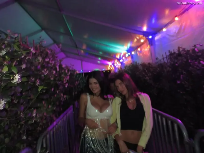Kylie Jenner photo 15 of 4071