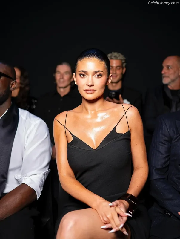 Kylie Jenner photo 3 of 4071