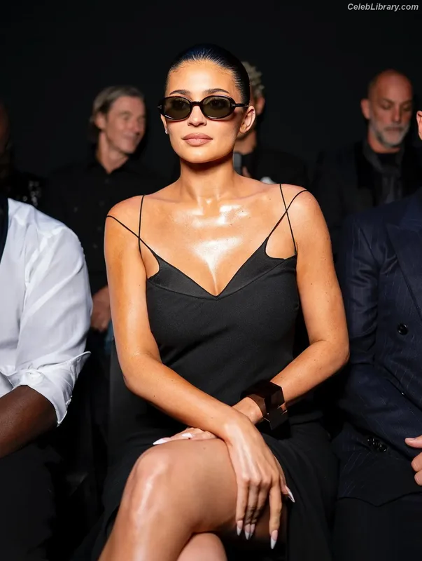 Kylie Jenner photo 7 of 4071