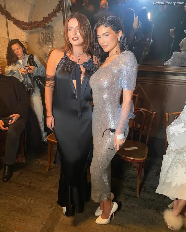 Kylie Jenner photo 7 of 4071