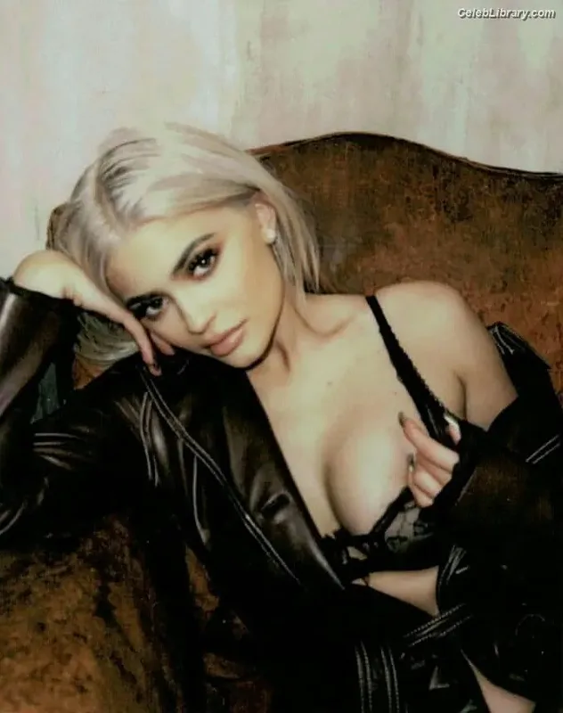 Kylie Jenner photo 14 of 4071