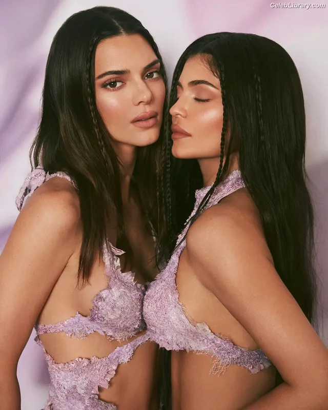 Kylie Jenner photo 15 of 4071