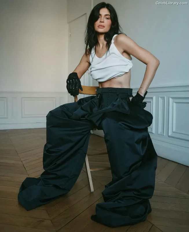 Kylie Jenner photo 19 of 4071