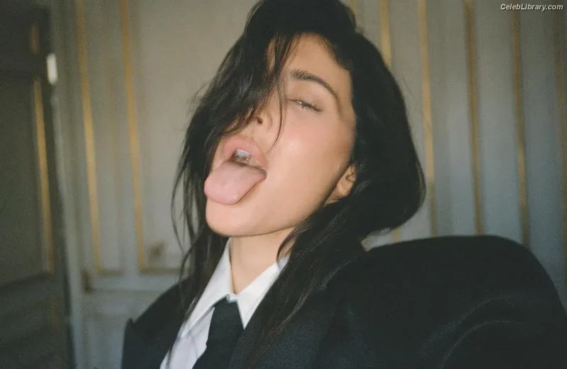 Kylie Jenner photo 21 of 4071