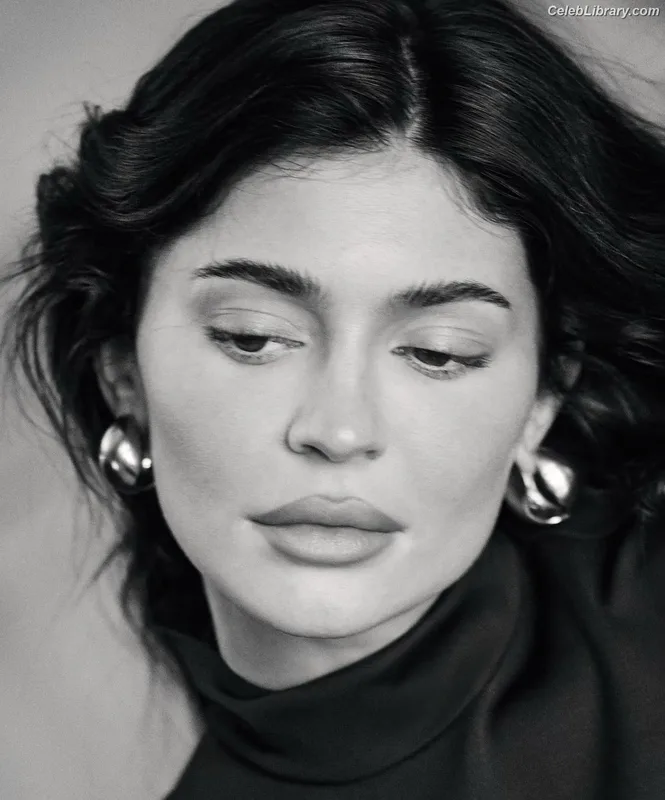 Kylie Jenner photo 22 of 4071