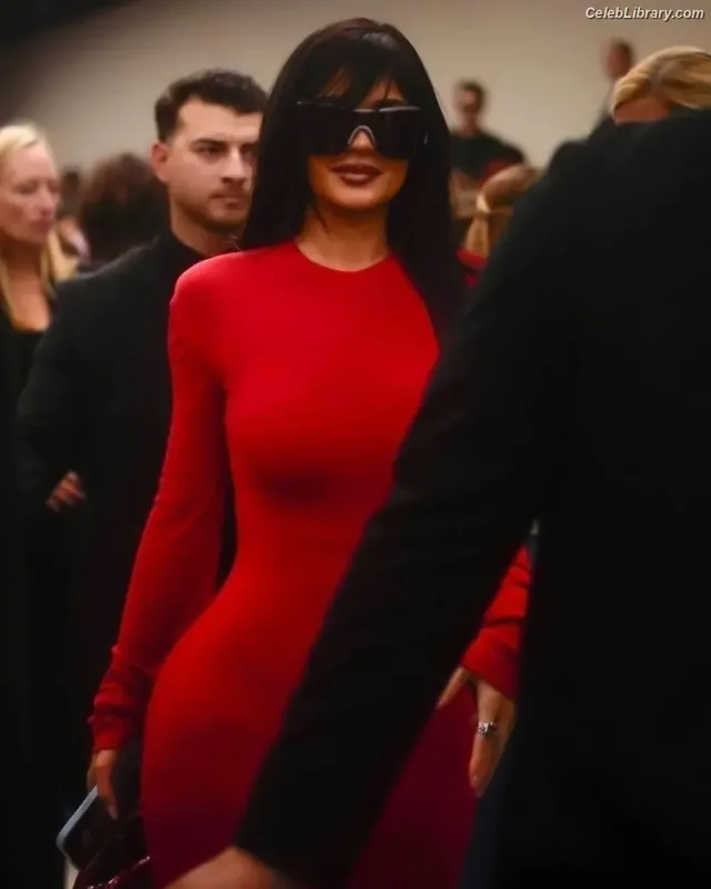 Kylie Jenner photo 2 of 4071
