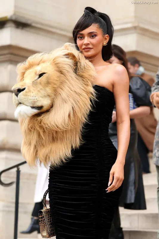 Kylie Jenner photo 10 of 4071