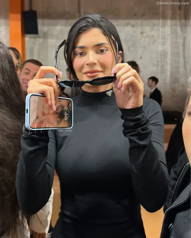 Kylie Jenner photo 16 of 4071