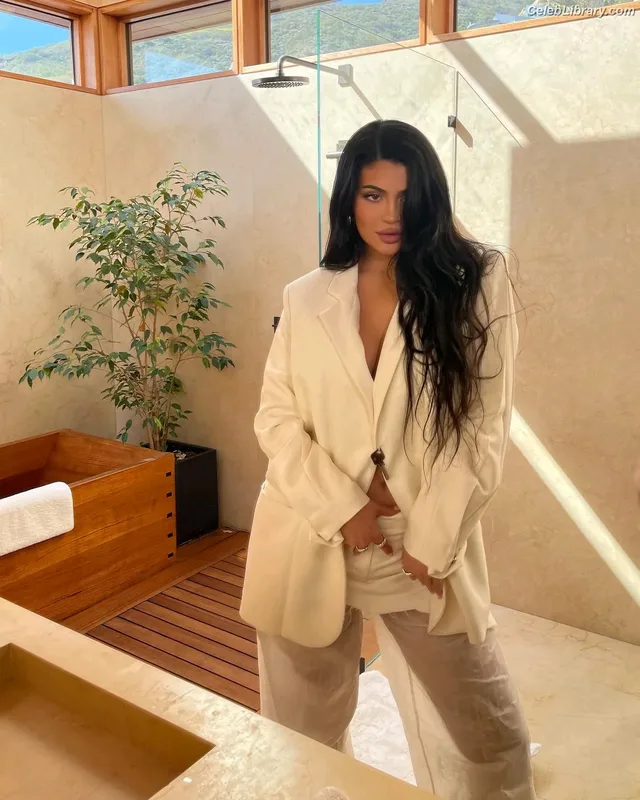 Kylie Jenner photo 24 of 4071