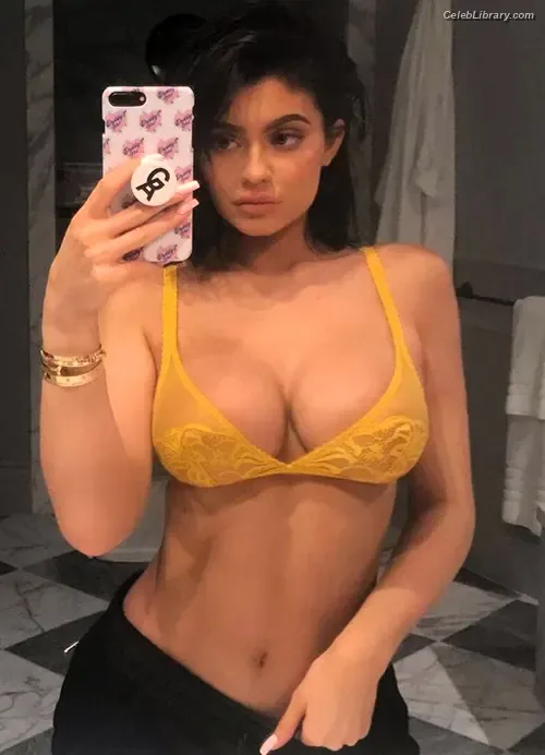 Kylie Jenner photo 5 of 4071
